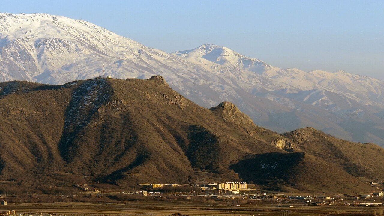 چیای بەفراوی لە پشت چیایەکی قاوەیی